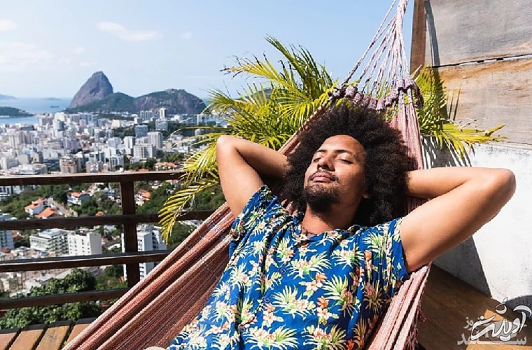 تصویر مدل با لباس هاوایی